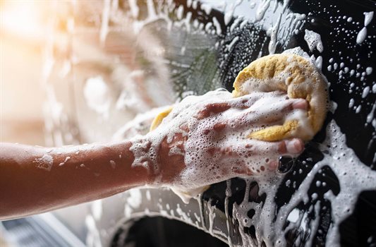 vasker-bil-med-svamp