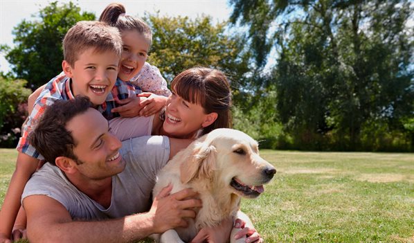 Glad-familie-med-golden-retriever